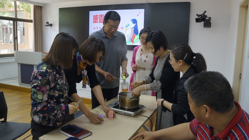 会员们制作唇膏的热情高涨