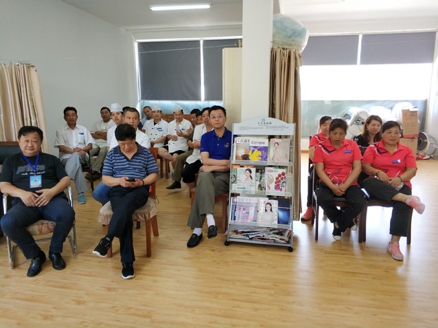 运动员生活服务中心学习传达会议精神